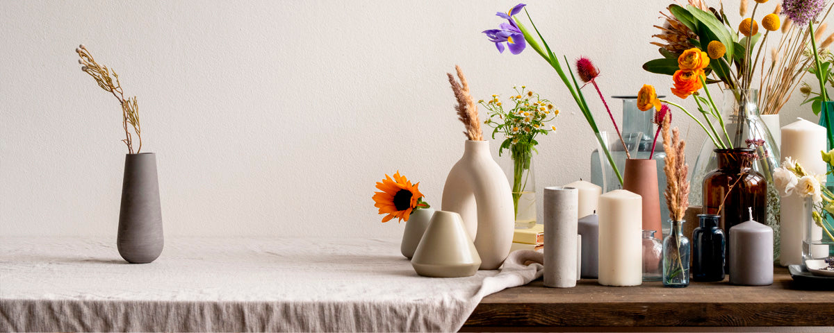 Vasen und künstliche Blumen