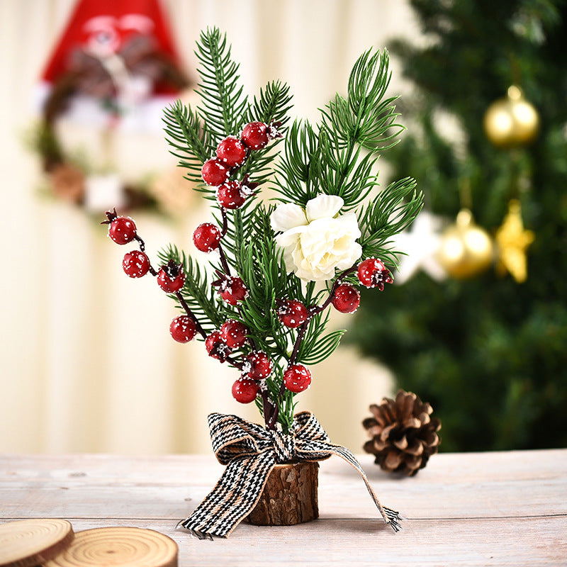 Decorazione natalizia con piante e fiori artificiali con base di legno