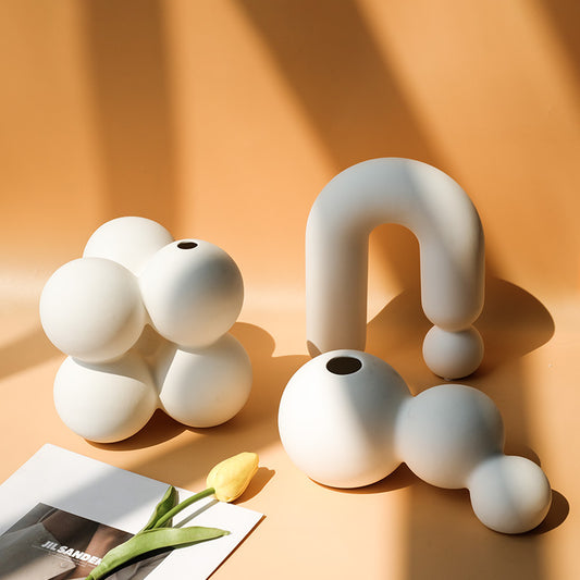 Vaso in ceramica astratto con sfere e tubi