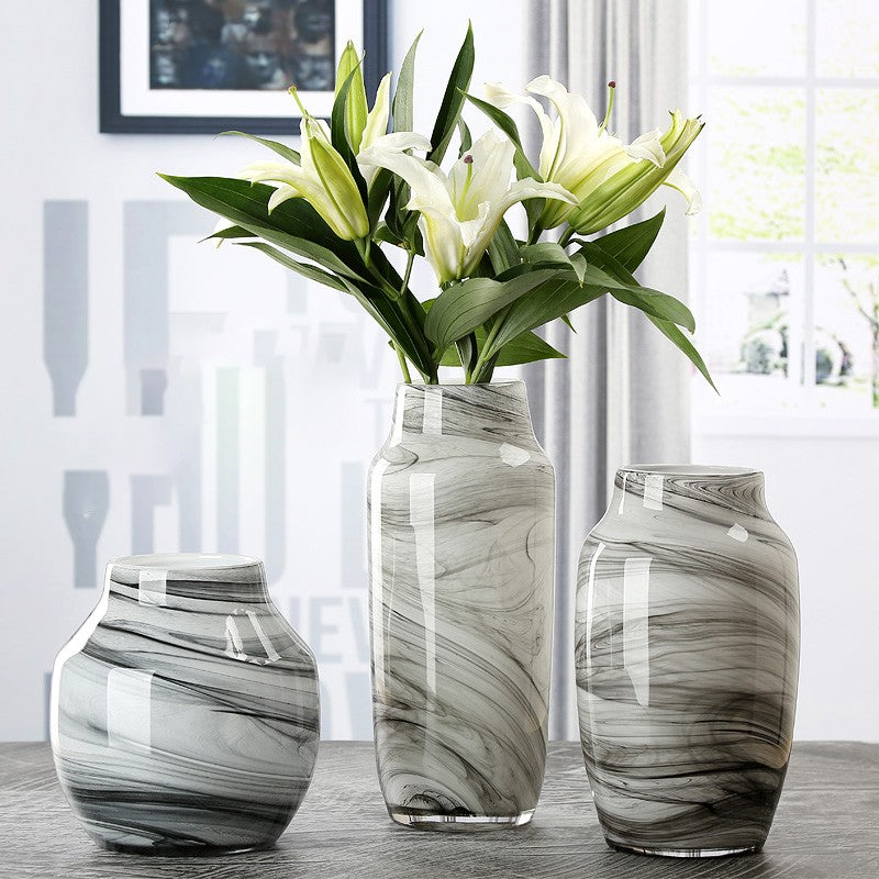Vaso elegante in vetro bianco con sfumature nere
