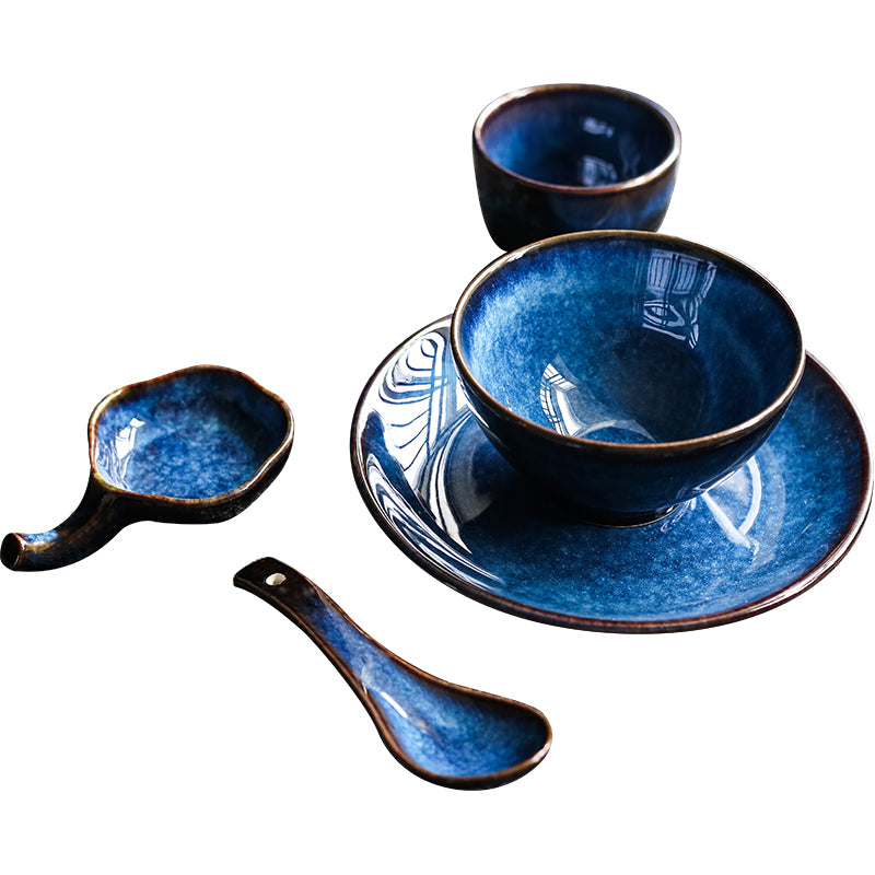 Stoviglie in ceramica di colore blu