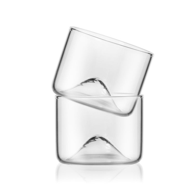 Bicchiere in vetro con una forma di montagna alla base