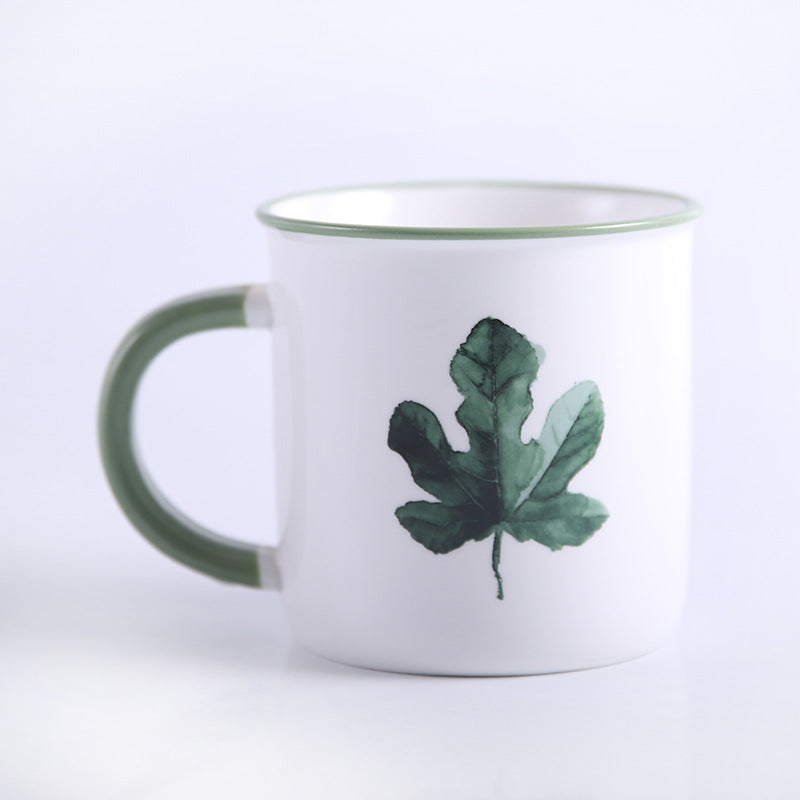 Tazza in ceramica con manico verde, foglie e piante verdi