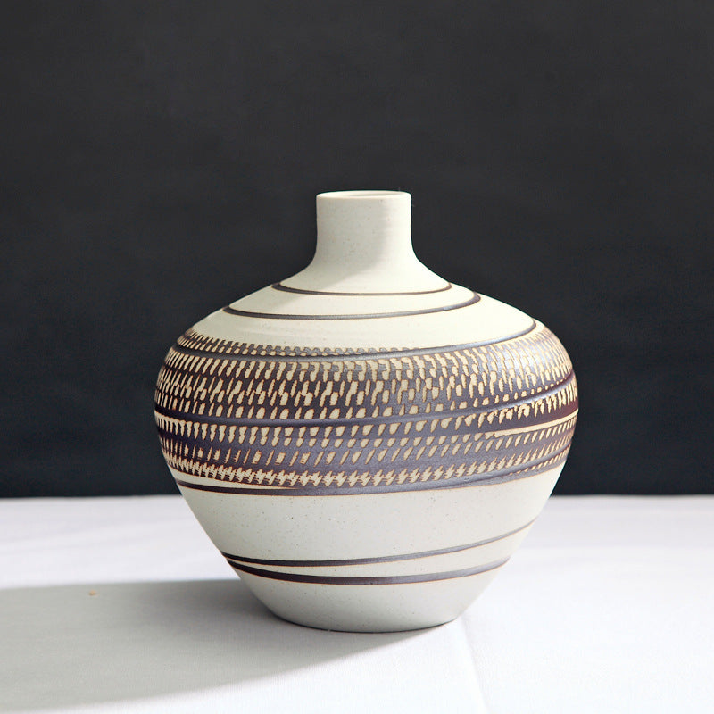Vaso in ceramica bianco con eleganti strisce marroncini