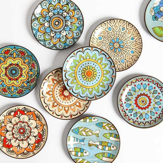 Piatti in ceramica colorati con forme geometriche e fiori dipinti a mano