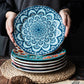 Piatti coloratissimi in ceramica con fiori e forme geometriche