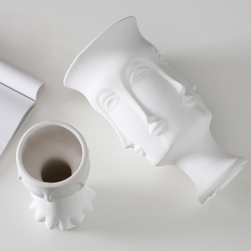 Vaso in ceramica con facce multiple e labbra
