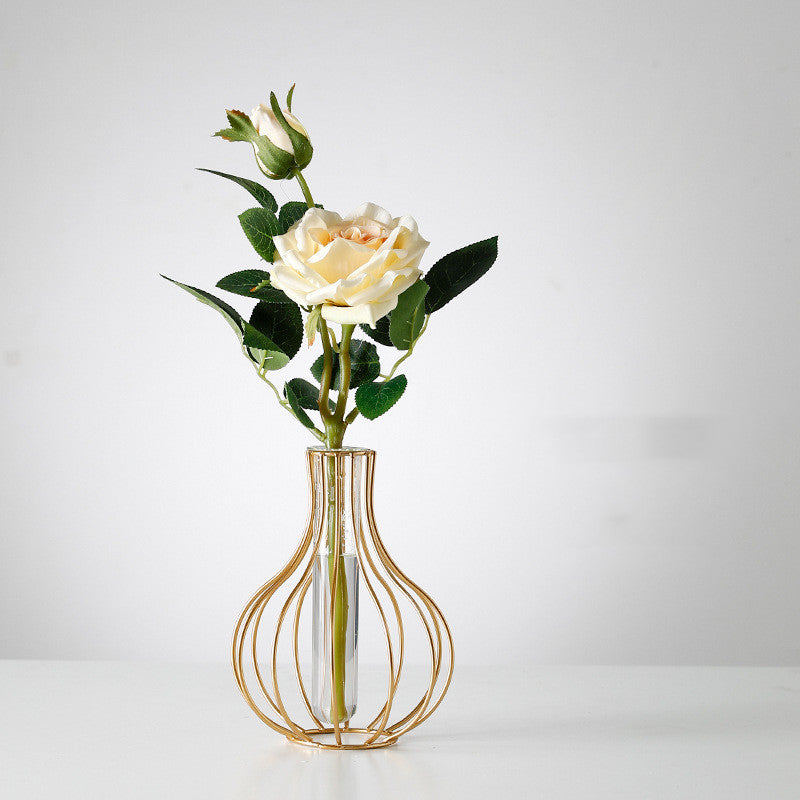 Vaso in metallo con fiori artificiali