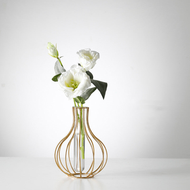Vaso in metallo con fiori artificiali