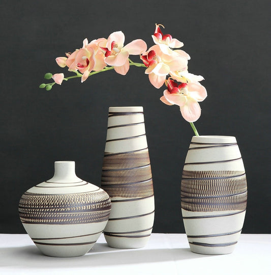 Vaso in ceramica bianco con eleganti strisce marroncini