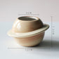 Vaso di ceramica a forma di pianeta con anello circolare intorno