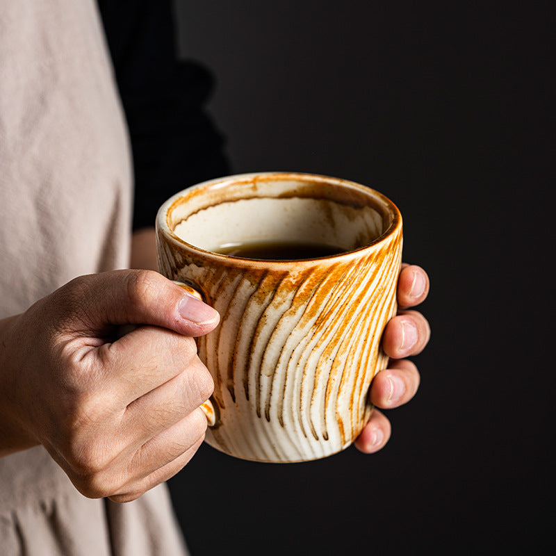 Tazza con piattino in ceramica e cucchiaino di legno in stile vintage