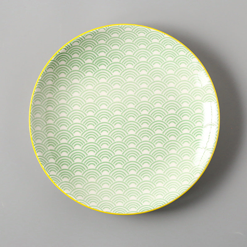 Piatti colorati con disegni geometrici realizzati in ceramica 
