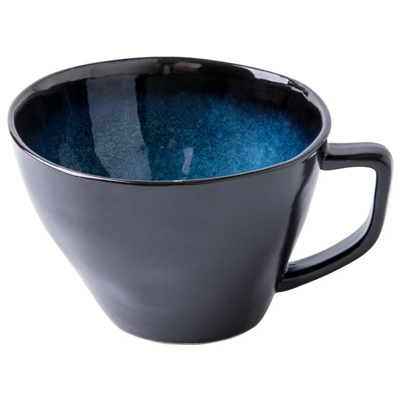 Grande tazza blu in ceramica deforme