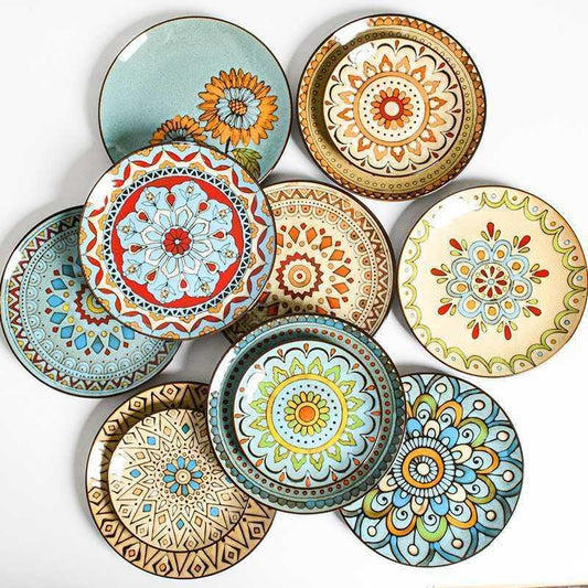 Piatti in ceramica colorati con forme geometriche e fiori dipinti a mano