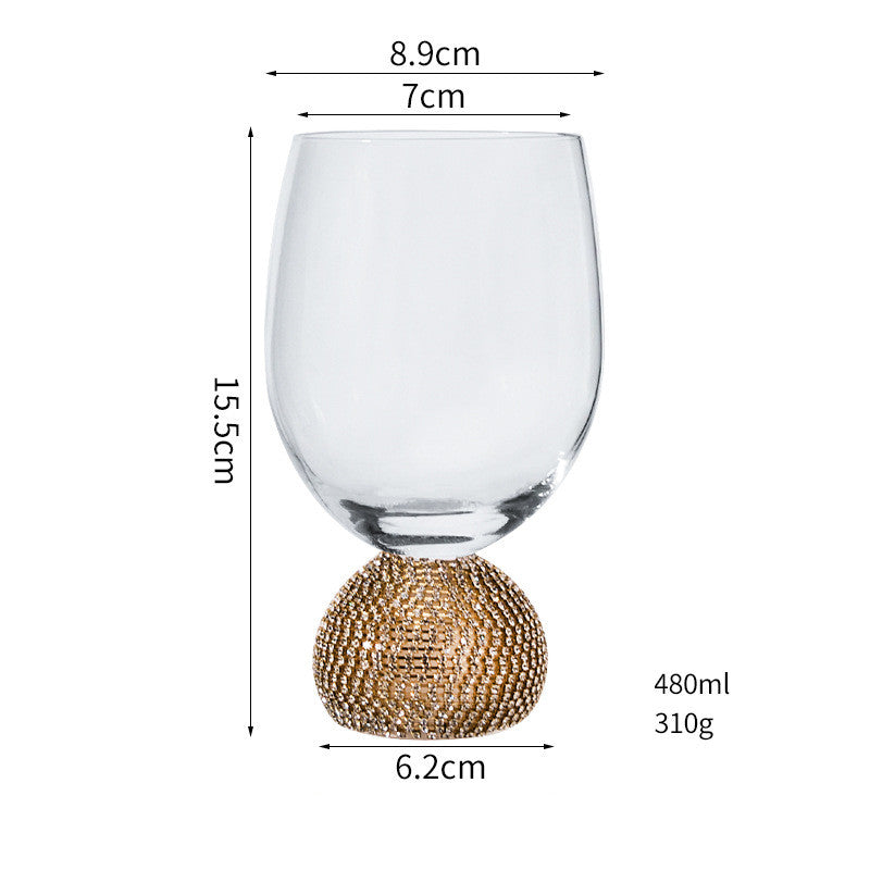Bicchiere elegante con piccoli gioielli alla base