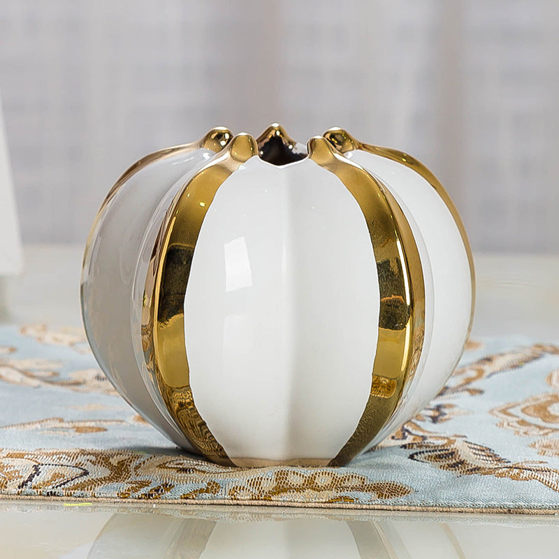 Vaso bianco con bordi dorati realizzato in ceramica