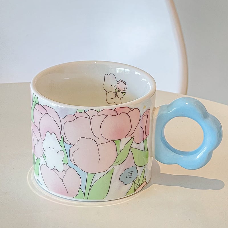 Tazza con fiori primaverili e animali simpatici