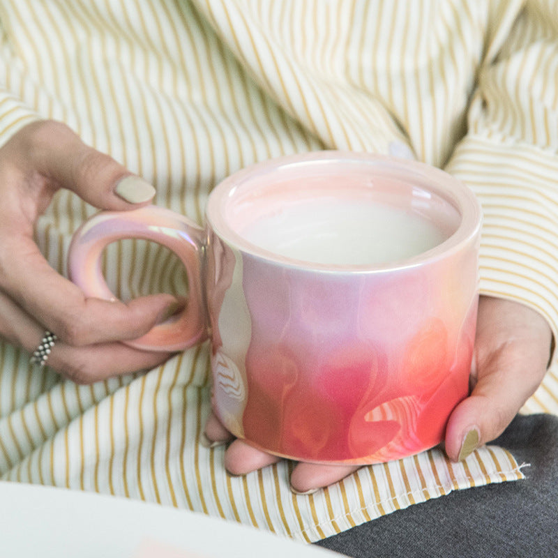 Tazza in ceramica con sfumature lucenti e grande manico rotondo