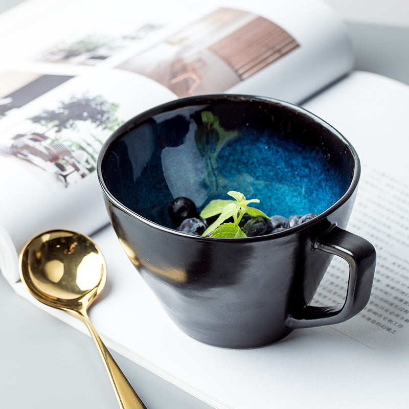 Grande tazza blu in ceramica deforme