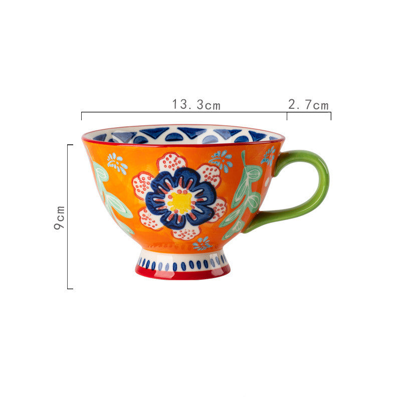 Tazze in ceramica con fiori e forme geometriche