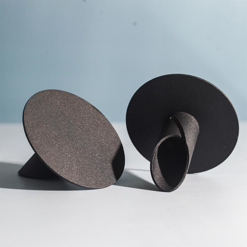 Portacandele in ferro nero dal design moderno