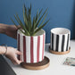 Vaso elegante in ceramica per piante con strisce verticali