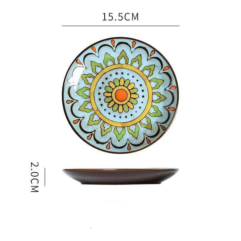 Piatti in ceramica colorati con forme geometriche e fiori dipinti a mano