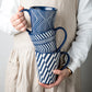 Grande tazza in ceramica blu con linee bianche
