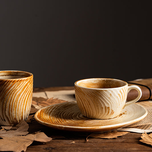 Tazza con piattino in ceramica e cucchiaino di legno in stile vintage