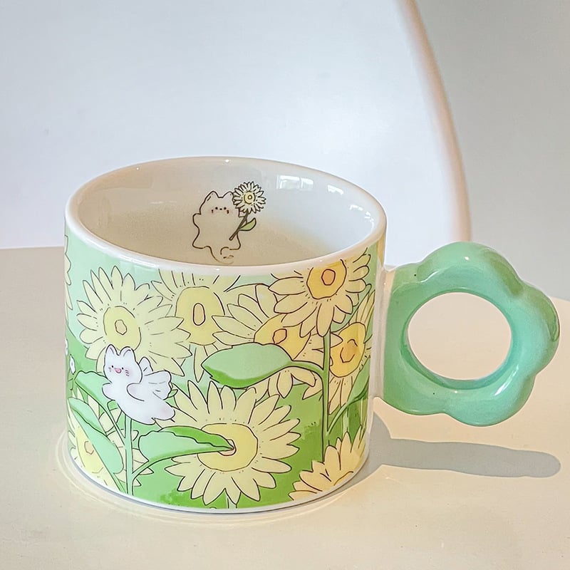 Tazza con fiori primaverili e animali simpatici