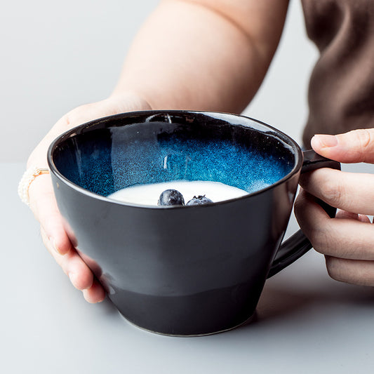 Grande tazza blu in ceramica deforme