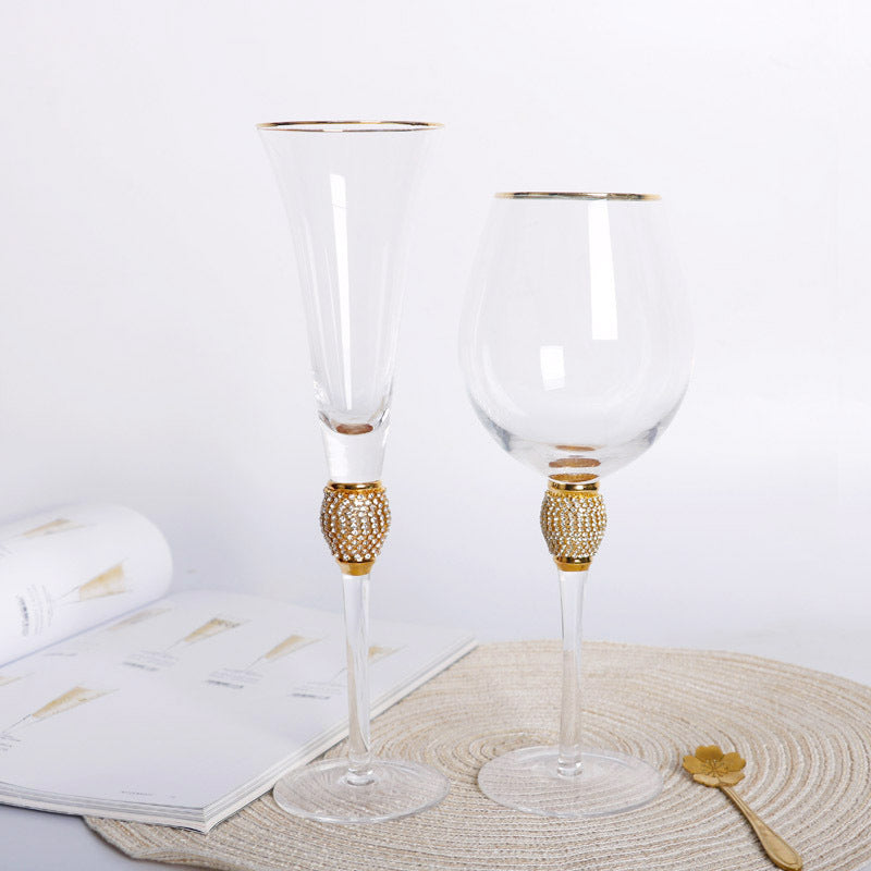 Bicchiere in vetro con inserti di elementi dorati