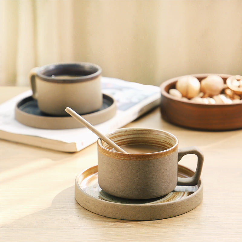 Tazza con piattino in ceramica color caffè