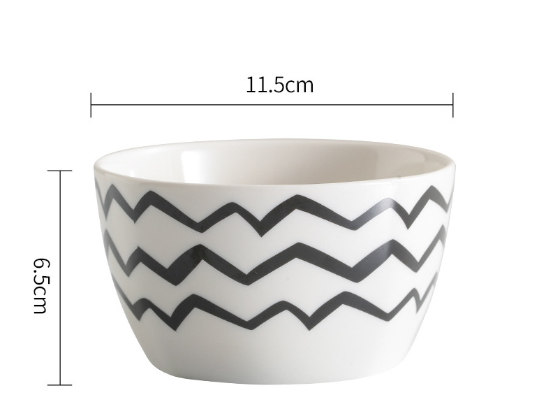 Piatti e ciotole in ceramica bianca con forme geometriche nere
