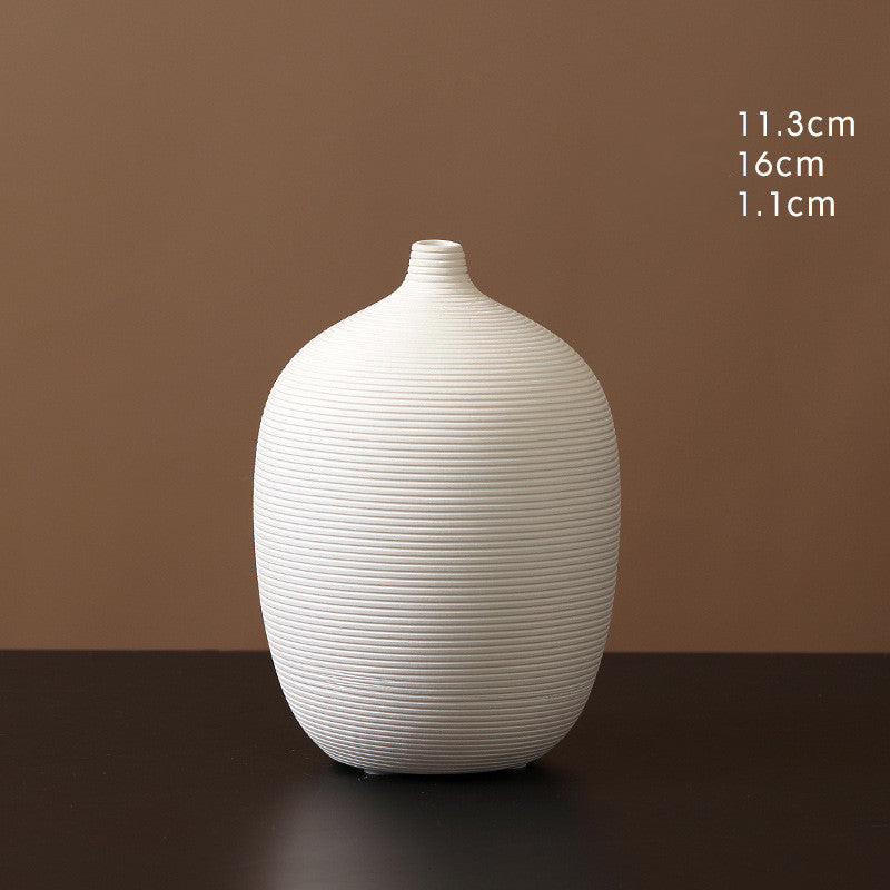 Vasi in ceramica bianca semplici con strisce