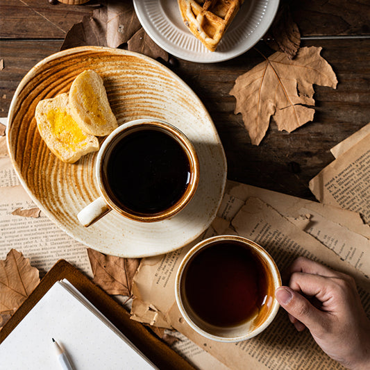 Tazza con piattino in ceramica e cucchiaino di legno in stile vintage