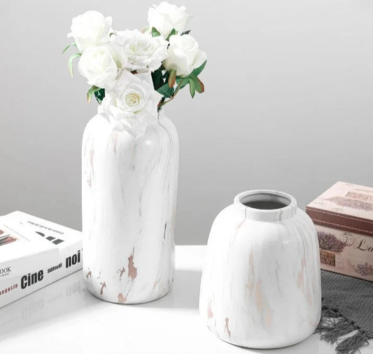 Vaso in ceramica dal design rustico, colore bianco