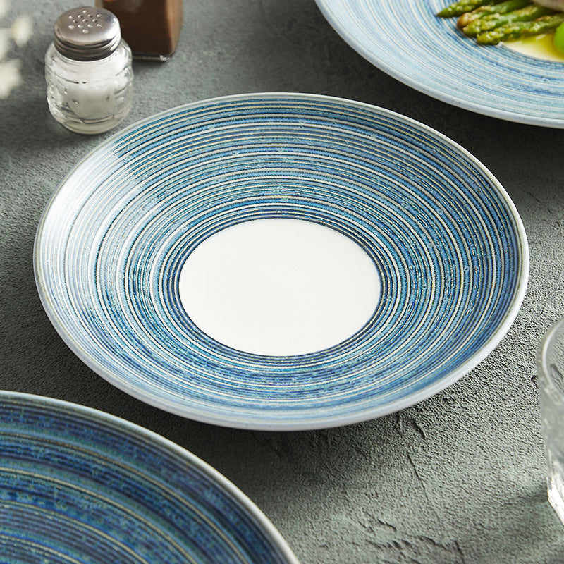 Piatto in ceramica elegante con pennellate blu