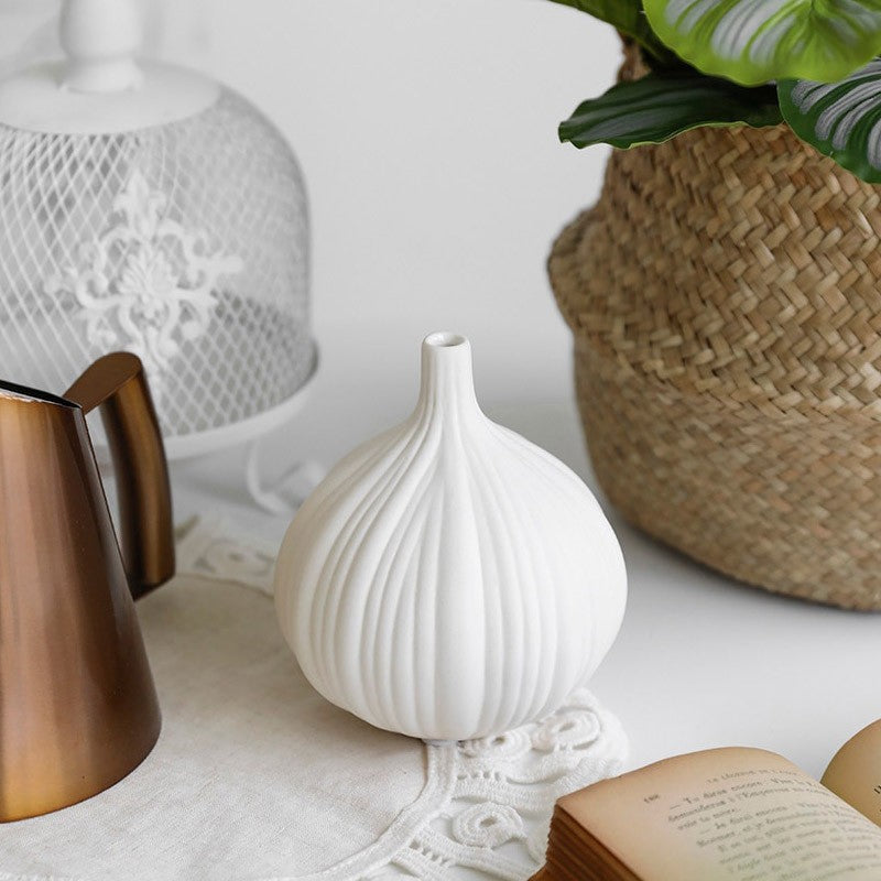 Vaso bianco in ceramica con collo lungo elegante 