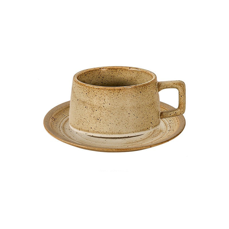 Tazza con piattino in ceramica con disegni in rilievo stile rustico