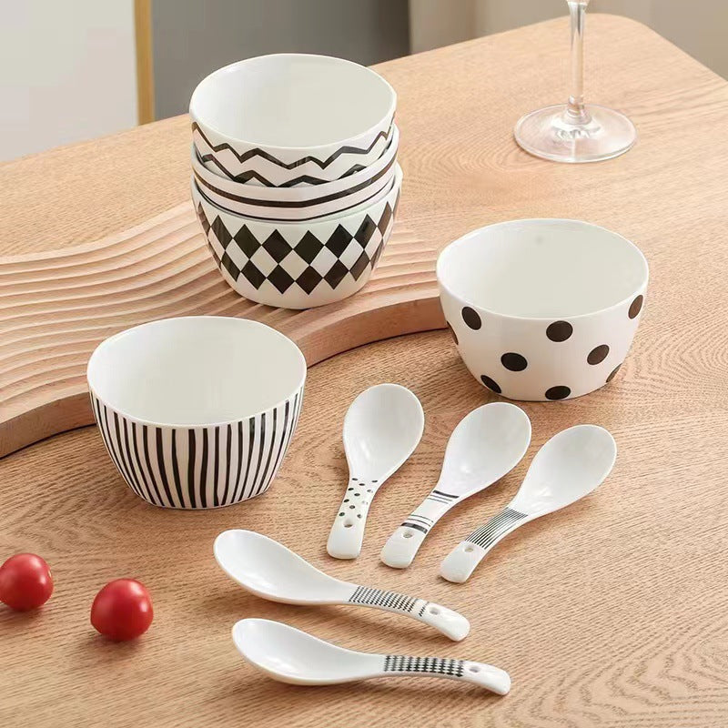 Cucchiaini in ceramica bianchi con forme geometriche nere