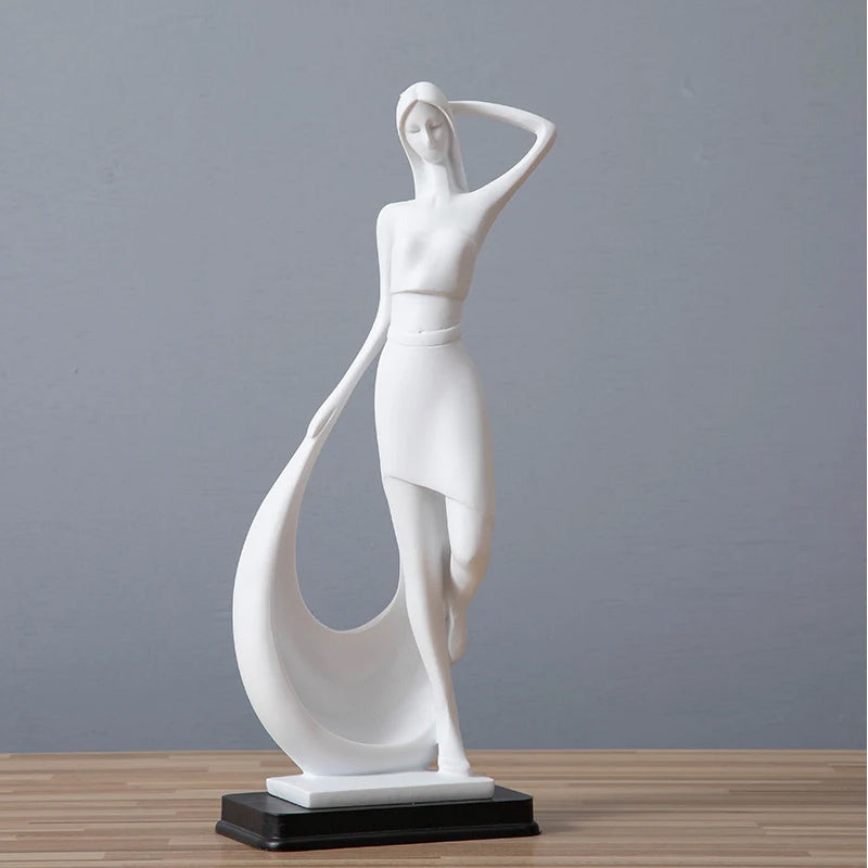 Statuina di una giovane donna elegante