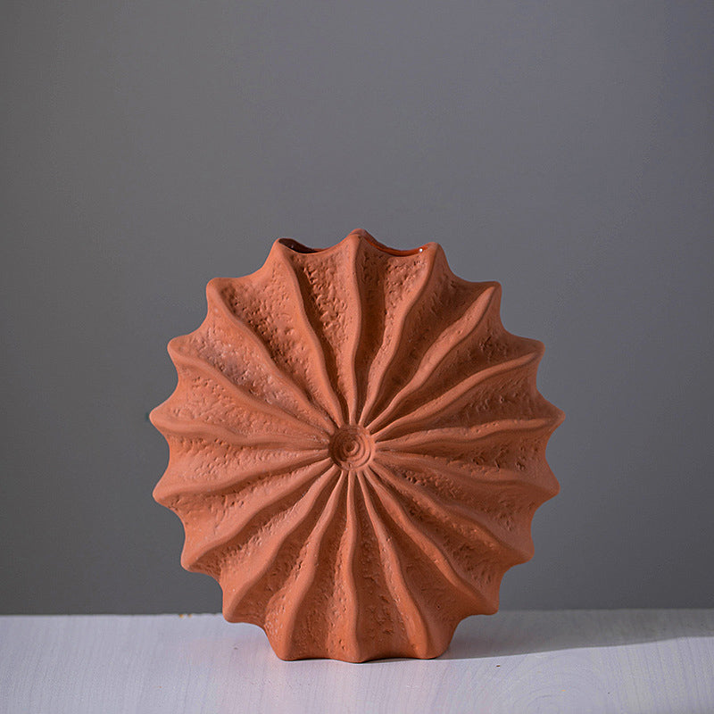 Vaso in ceramica rotondo con forme geometriche color argilla