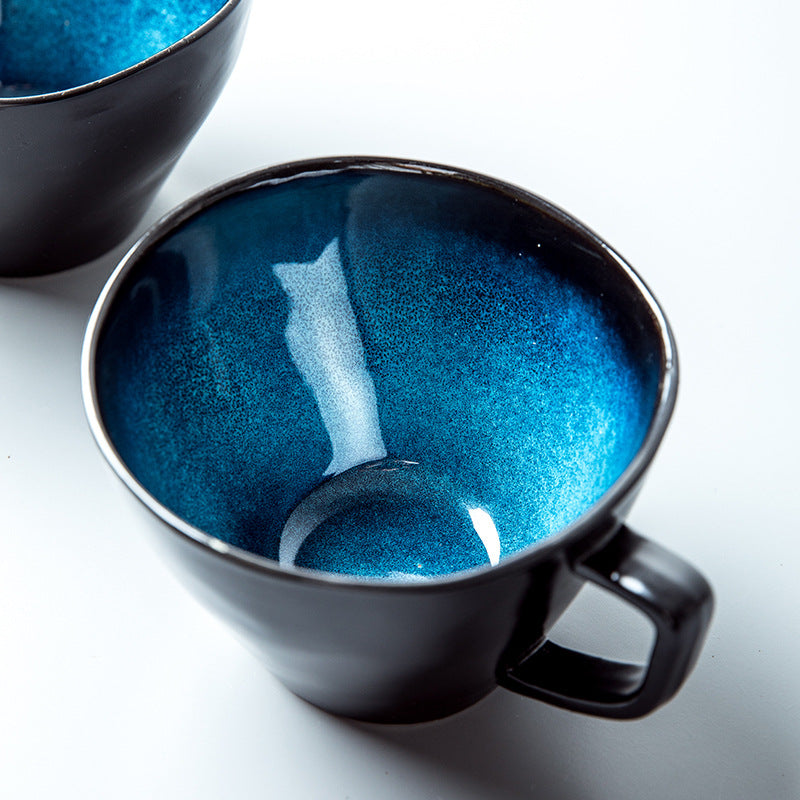 Grande tazza blu in ceramica deforme