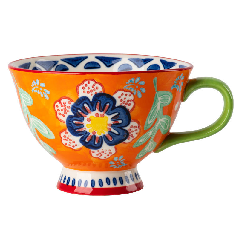 Tazze in ceramica con fiori e forme geometriche