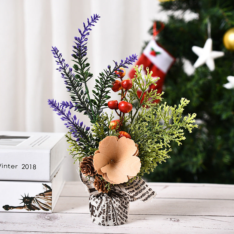 Decorazione natalizia con piante e fiori artificiali con base di legno