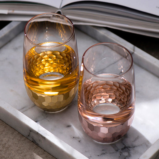 Bicchiere in vetro con scaglie dorate integrate