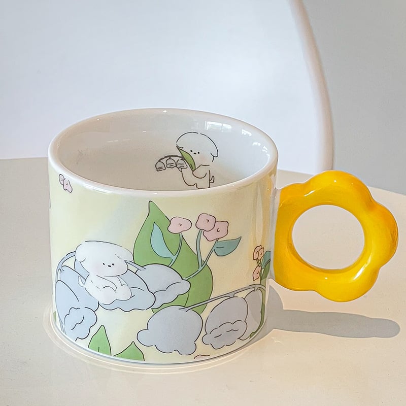 Tazza con fiori primaverili e animali simpatici