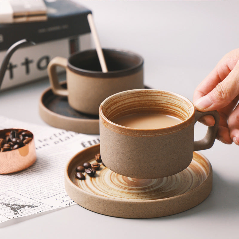 Tazza con piattino in ceramica color caffè